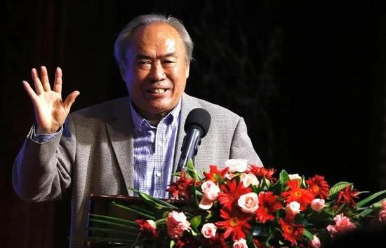 影片采用戏中戏的套层形式，让片中摄影组正在拍摄的同名默片与整部影片并行发展，相互映照，形成在两个不同时空，同时演绎着爱情悲剧。
